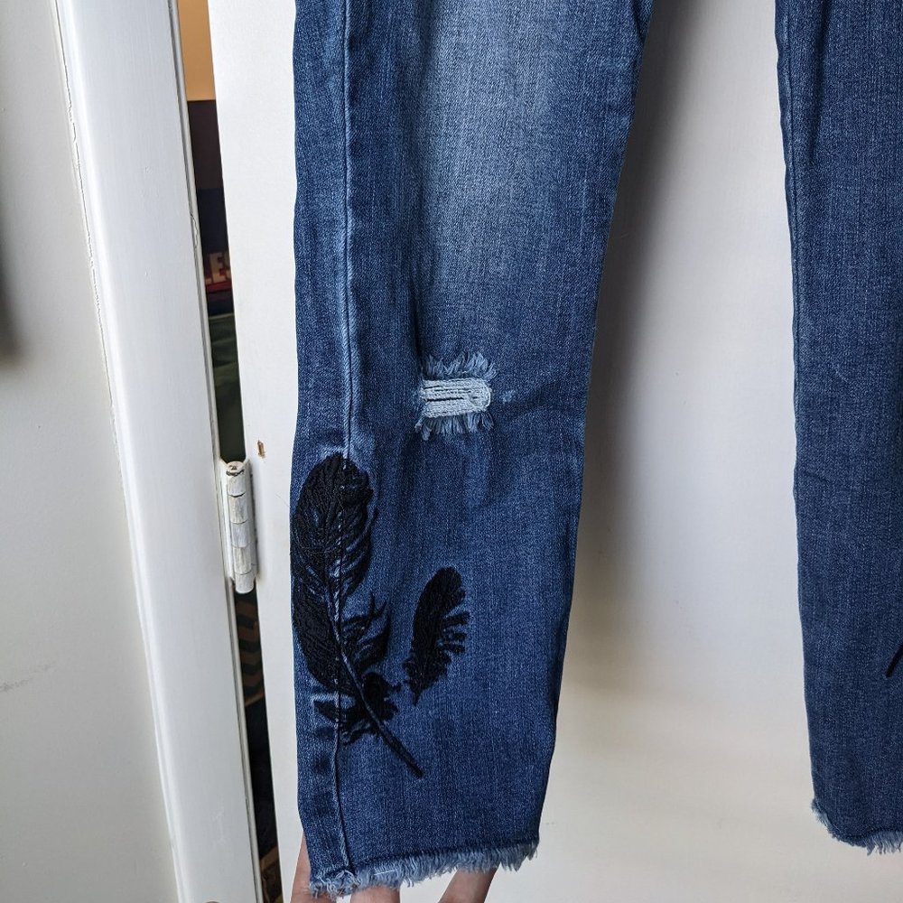 a.n.a Skinny Jeans Crop Fringe Distressed Feather Embroidered Size 2 - Picture 4 of 13
